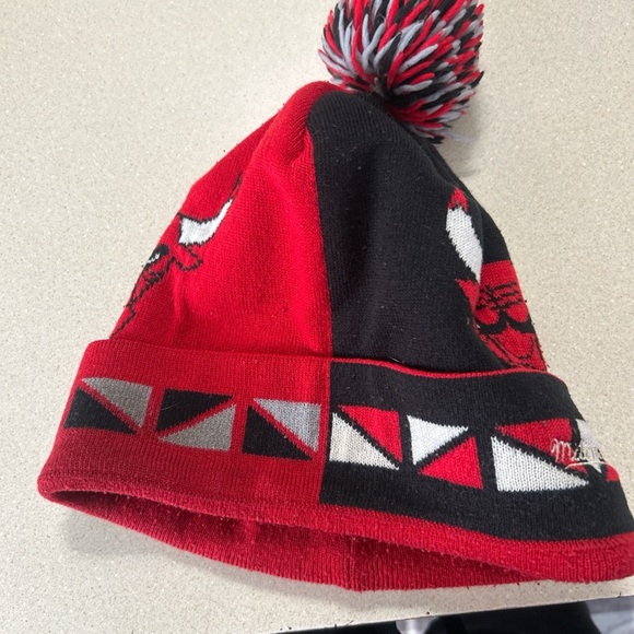 Mitchell & Ness Bulls Black and Red Kids Hat - Picture 5 of 8